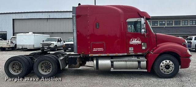 Image of Freightliner Columbia equipment image 3