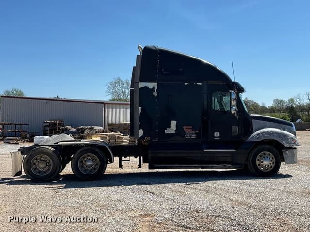 Image of Freightliner Columbia equipment image 3