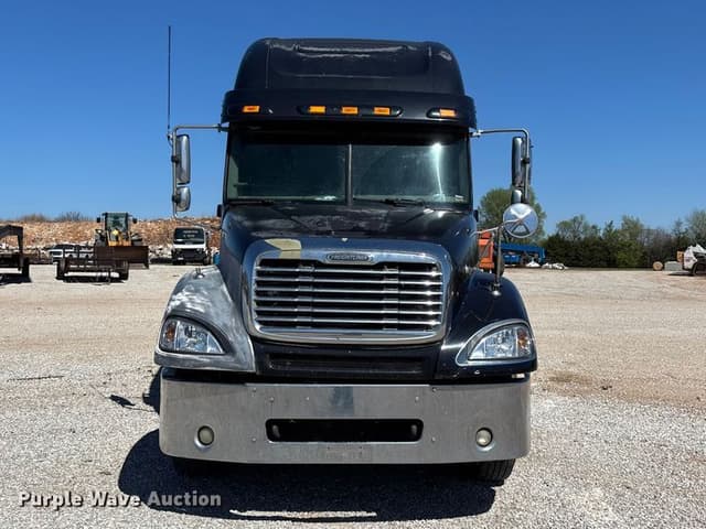 Image of Freightliner Columbia equipment image 1