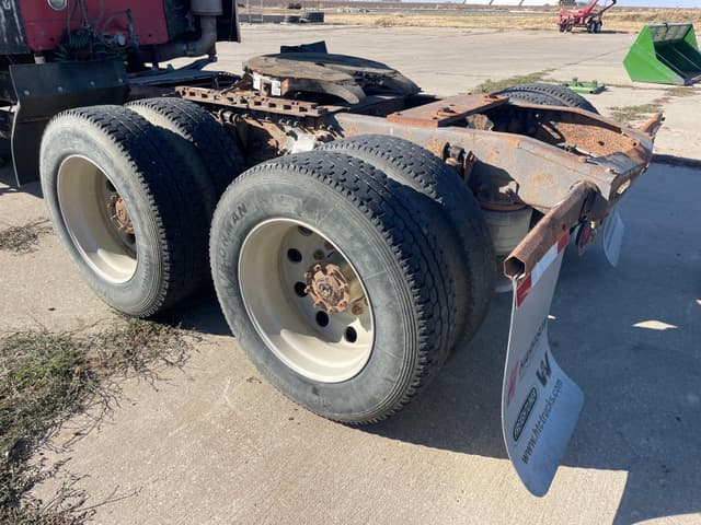 Image of Freightliner Columbia equipment image 4