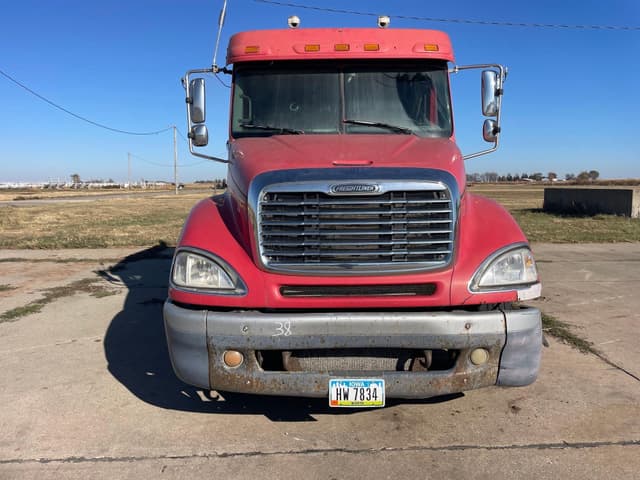 Image of Freightliner Columbia equipment image 1