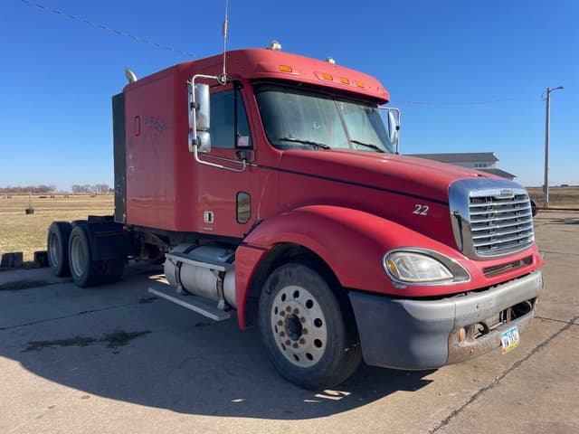 Image of Freightliner Columbia equipment image 2