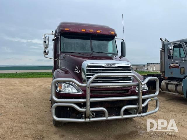 Image of Freightliner Columbia equipment image 3
