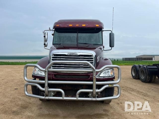 Image of Freightliner Columbia equipment image 2