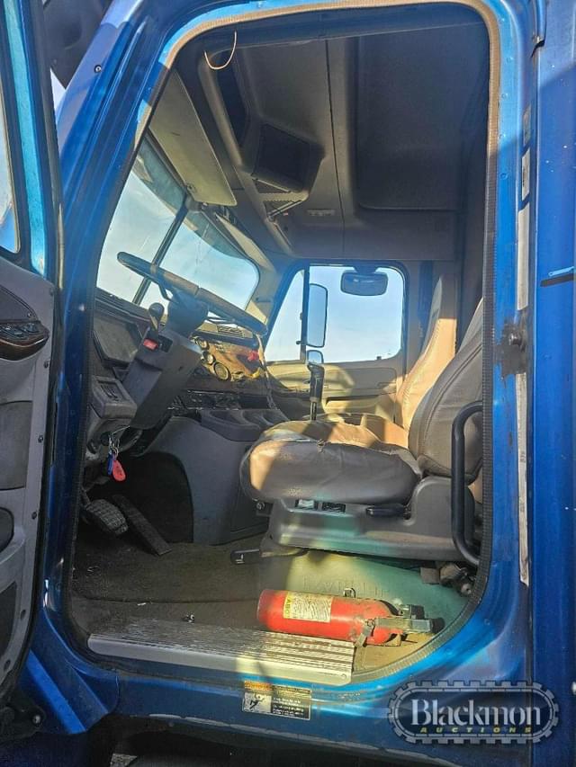 Image of Freightliner Columbia equipment image 1
