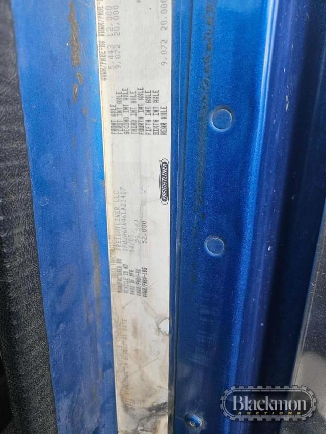 Image of Freightliner Columbia equipment image 2