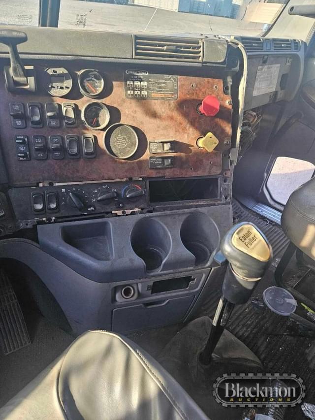 Image of Freightliner Columbia equipment image 3