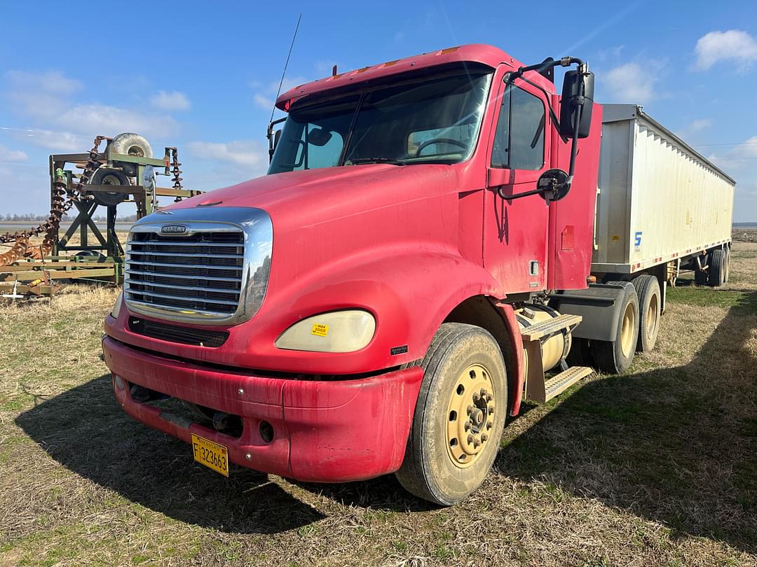 Image of Freightliner Columbia Primary image