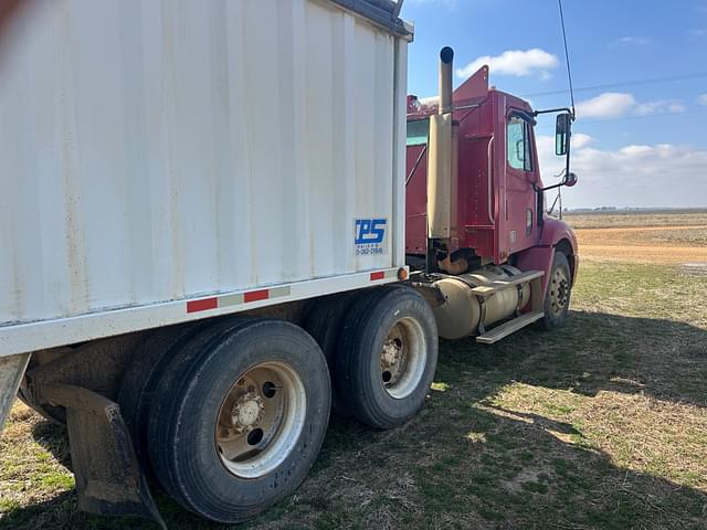 Image of Freightliner Columbia equipment image 4