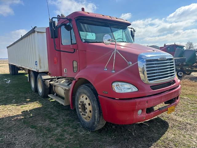 Image of Freightliner Columbia equipment image 1