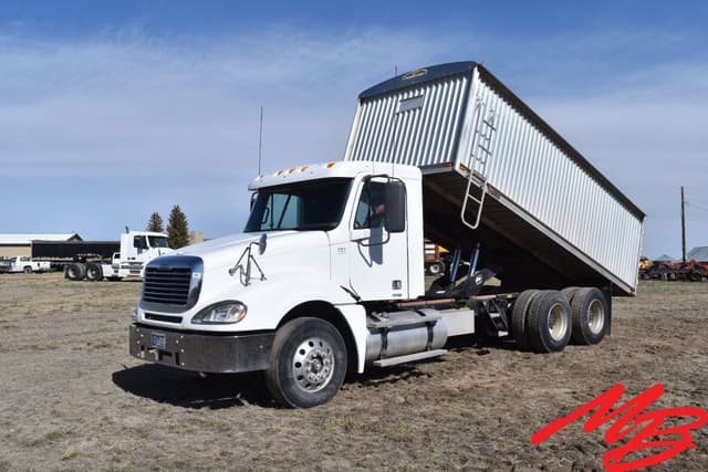 Image of Freightliner Columbia equipment image 2