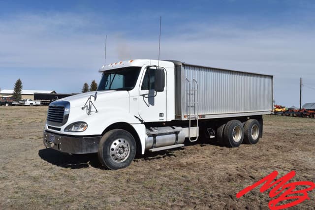 Image of Freightliner Columbia equipment image 1