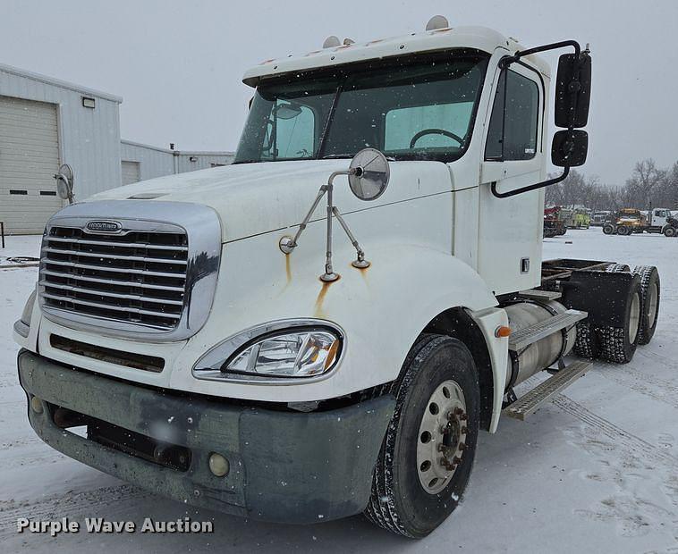 Image of Freightliner Columbia Primary image