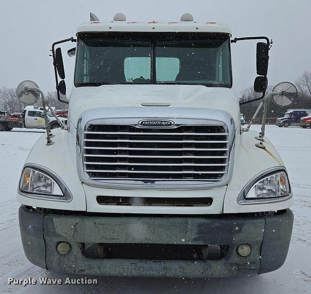 Image of Freightliner Columbia equipment image 1