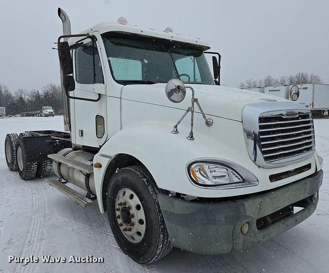 Image of Freightliner Columbia equipment image 2