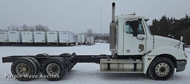 Image of Freightliner Columbia equipment image 3