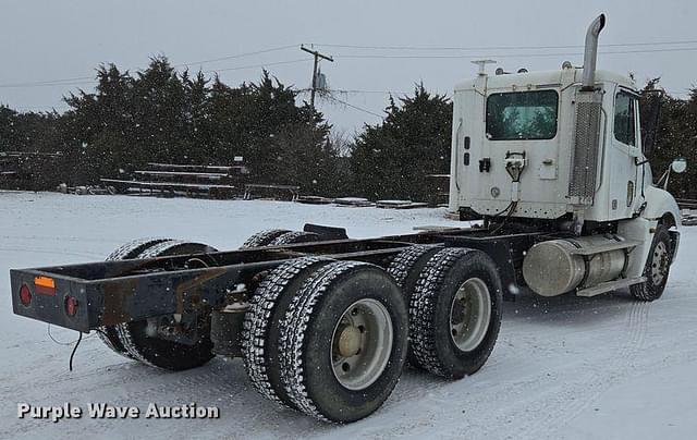 Image of Freightliner Columbia equipment image 4