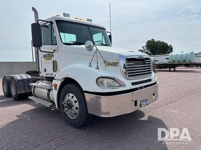 Image of Freightliner Columbia equipment image 3