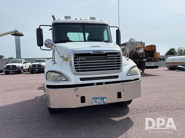 Image of Freightliner Columbia equipment image 2