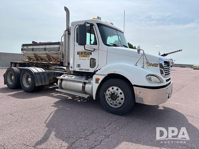 Image of Freightliner Columbia equipment image 4