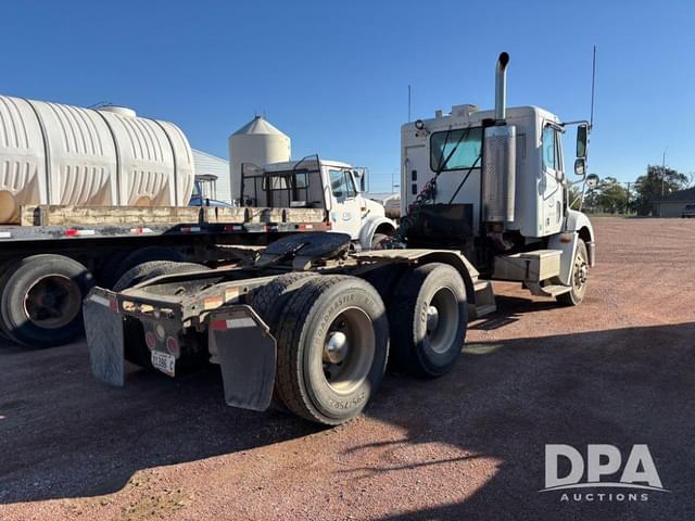 Image of Freightliner Columbia equipment image 3