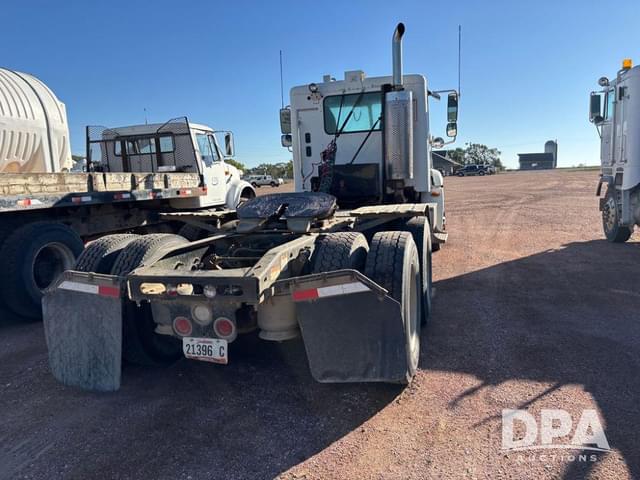 Image of Freightliner Columbia equipment image 4
