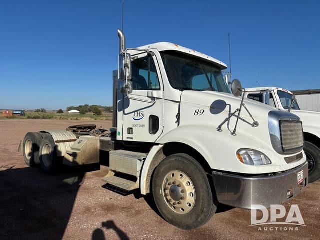 Image of Freightliner Columbia equipment image 1