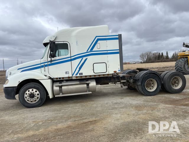 Image of Freightliner Columbia equipment image 3