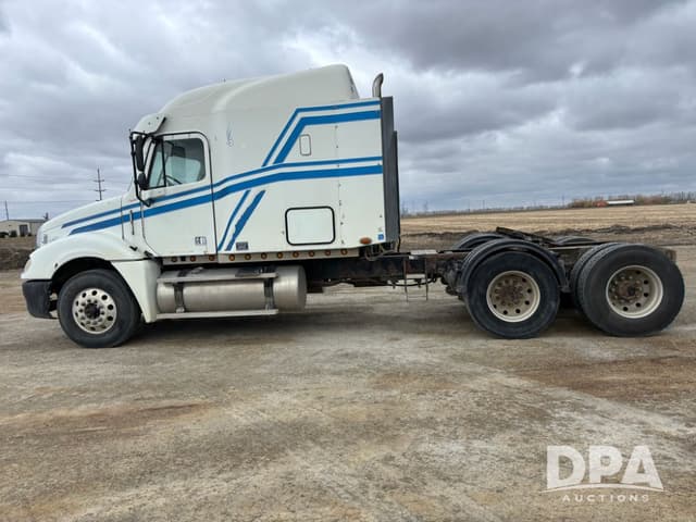 Image of Freightliner Columbia equipment image 4
