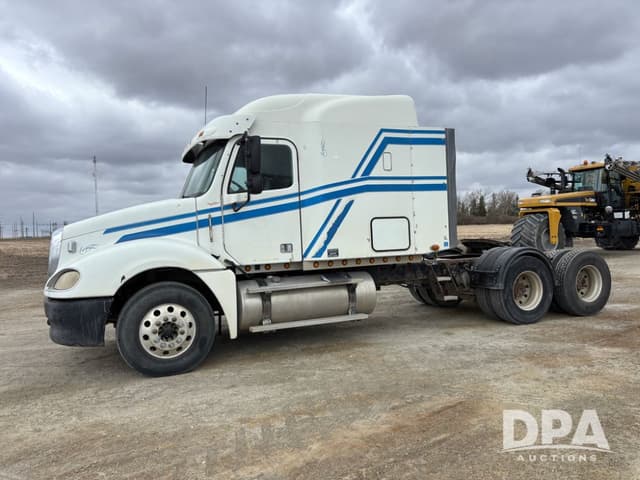 Image of Freightliner Columbia equipment image 2