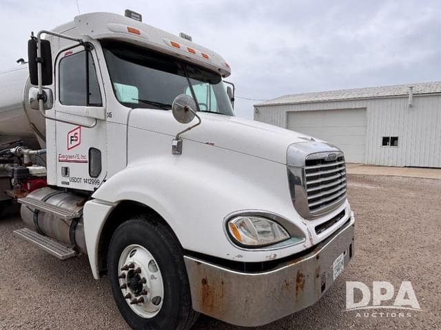 Image of Freightliner Columbia equipment image 3
