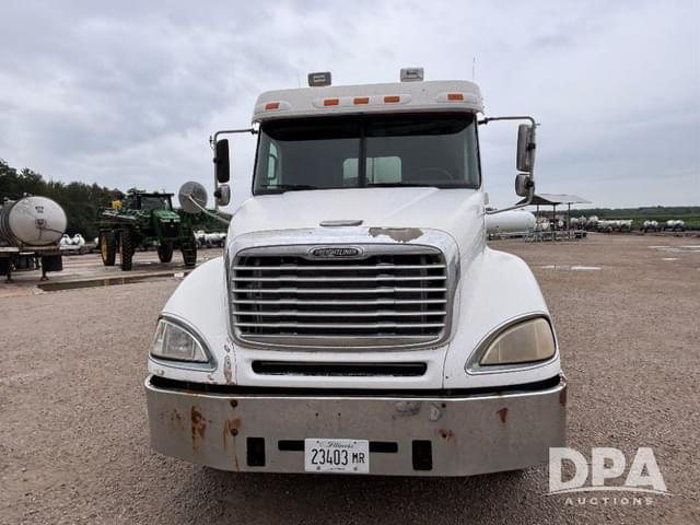 Image of Freightliner Columbia equipment image 1