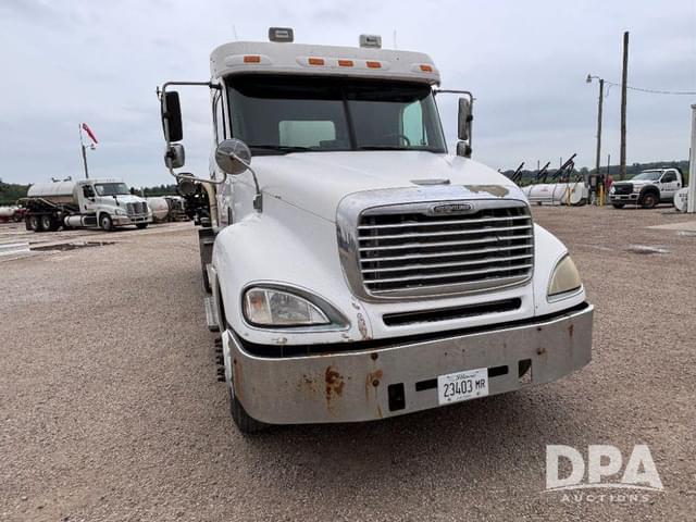 Image of Freightliner Columbia equipment image 2