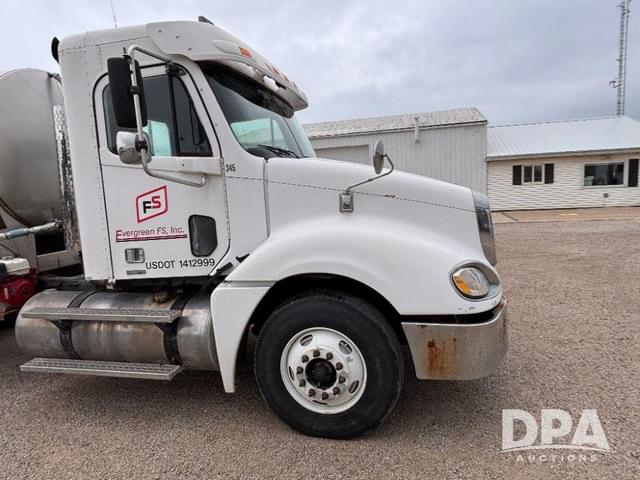 Image of Freightliner Columbia equipment image 4
