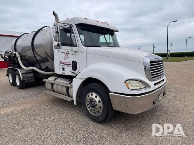 Image of Freightliner Columbia equipment image 3