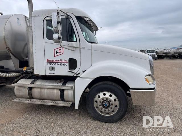 Image of Freightliner Columbia equipment image 4