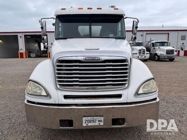 Image of Freightliner Columbia equipment image 1