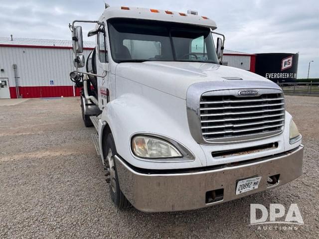 Image of Freightliner Columbia equipment image 2