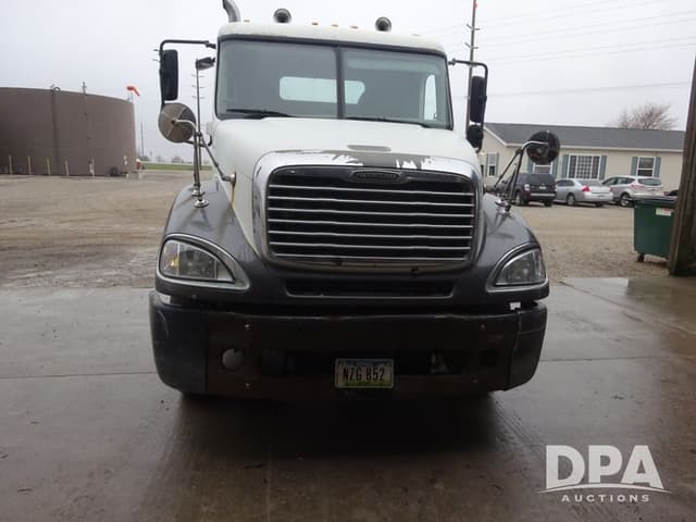 Image of Freightliner Columbia equipment image 4
