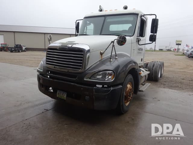 Image of Freightliner Columbia equipment image 1