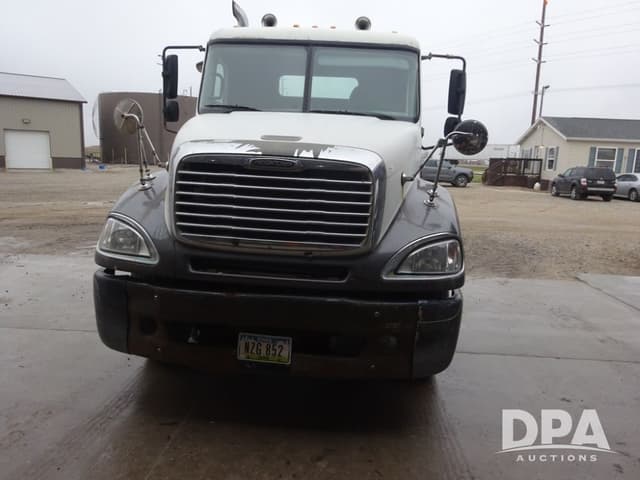Image of Freightliner Columbia equipment image 3