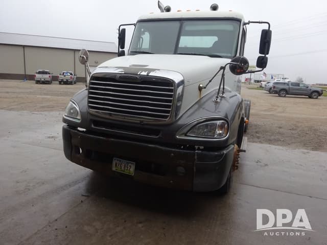 Image of Freightliner Columbia equipment image 2