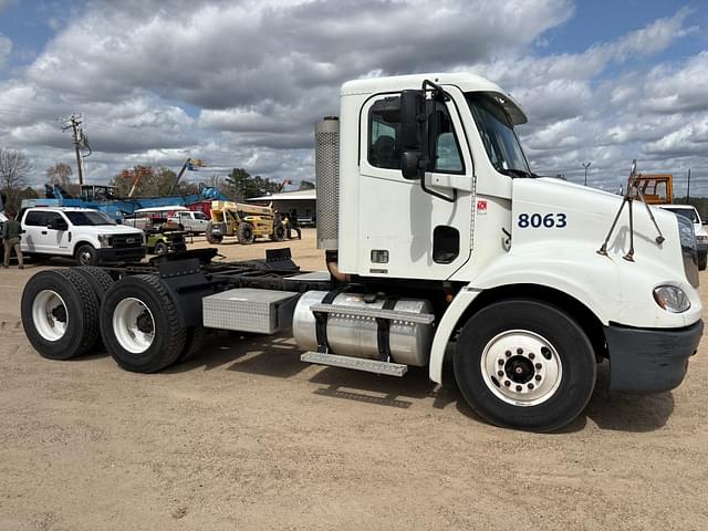 Image of Freightliner Columbia equipment image 4