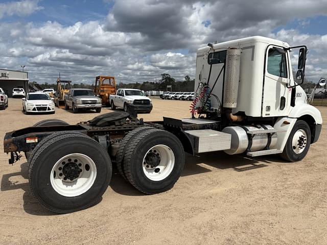 Image of Freightliner Columbia equipment image 3