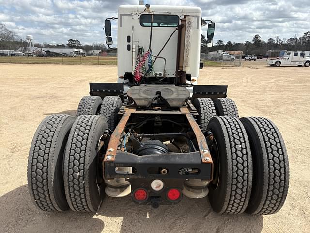 Image of Freightliner Columbia equipment image 2