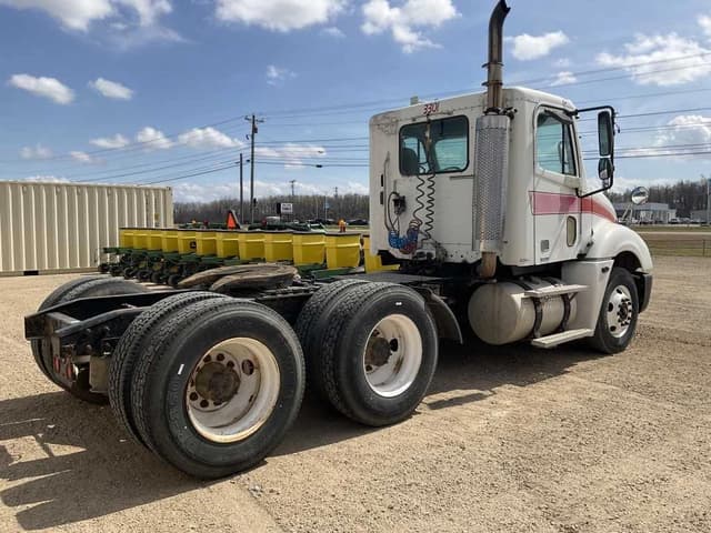 Image of Freightliner Columbia equipment image 4