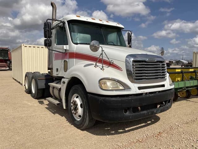 Image of Freightliner Columbia equipment image 2