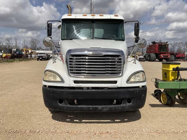 Image of Freightliner Columbia equipment image 1