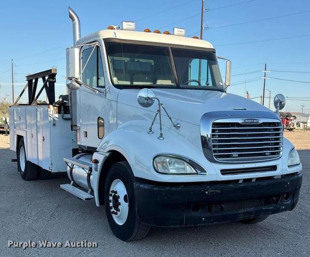 Image of Freightliner Columbia equipment image 2