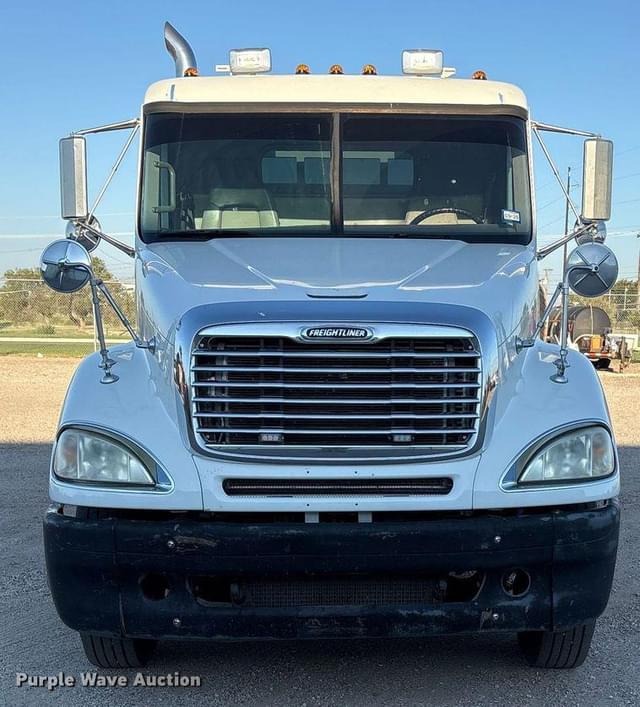 Image of Freightliner Columbia equipment image 1